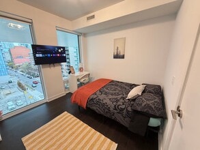 Building Photo - Premium Deluxe Room ? St Patrick St & Dundas St W