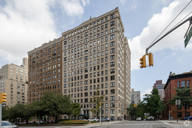Building Photo - 101 E 95th St