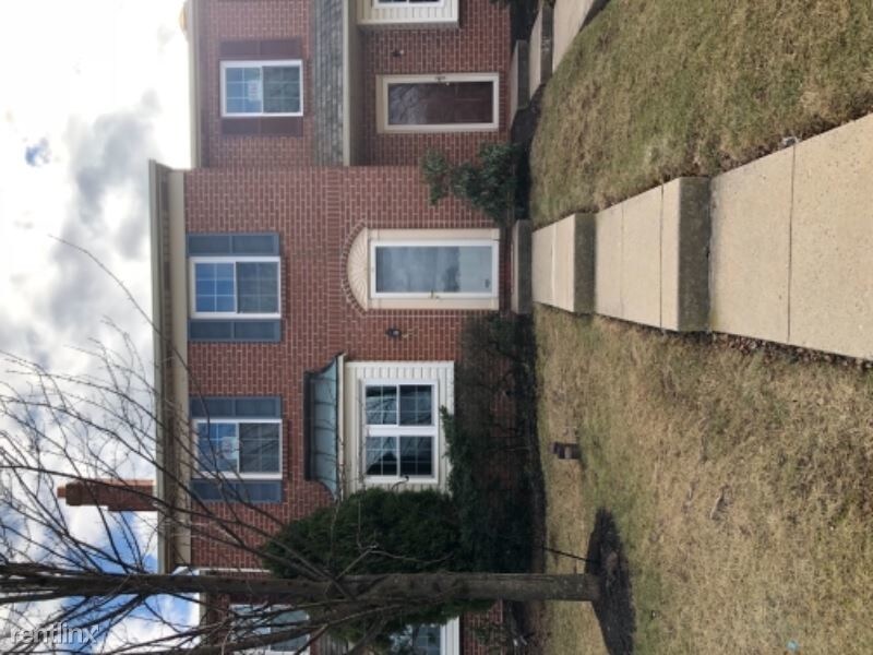 Foto principal - 604 Village Green Dr