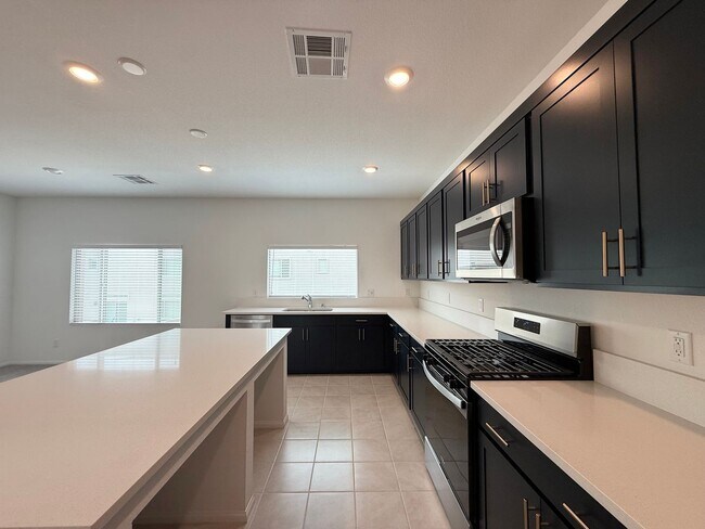 Foto del edificio - Brand-New 3-Story Home in Southern Highlands with 5 Bedrooms & Designer Kitchen