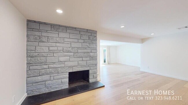 Foto del edificio - 8551 Wilbur Ave