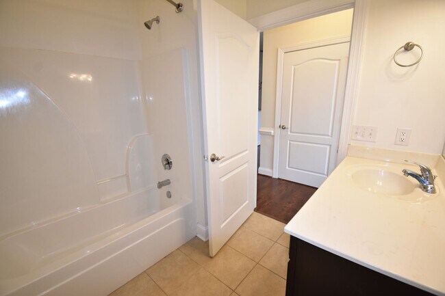 Foto del edificio - Coming Soon- 3 Bedroom and 2 Bath Condo- Woodland Village (No Pets)
