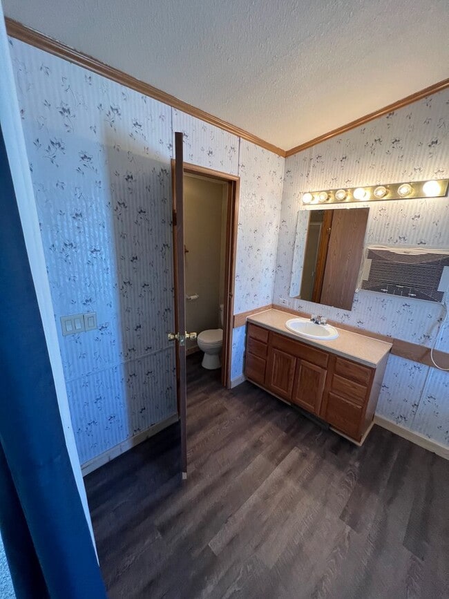 Building Photo - 220 Diamond Dr