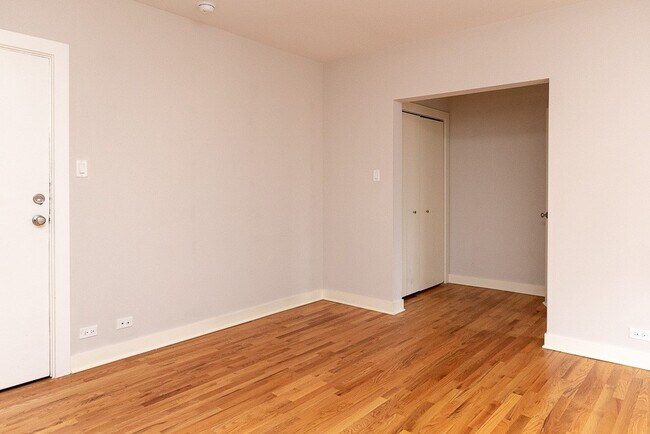 Foto del edificio - 2423 N Kedzie Blvd