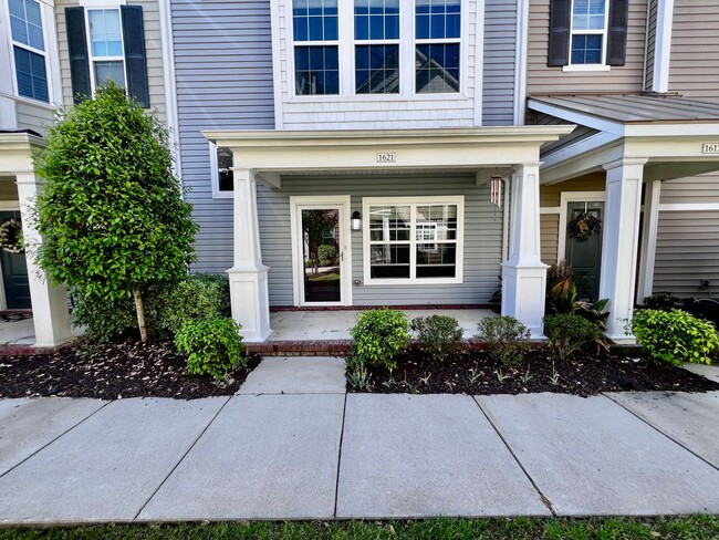 Building Photo - Spacious 3 story Bristol Floor plan in Spe...