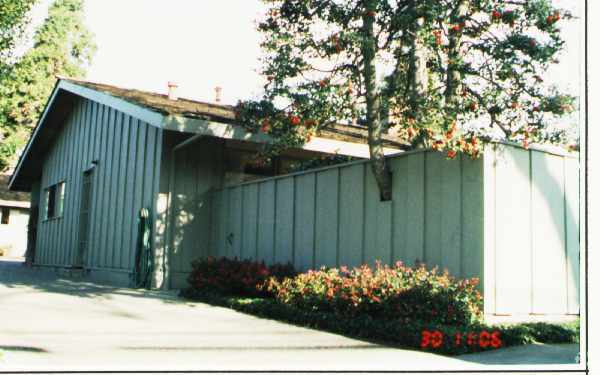 Building Photo - 6101-6107 Chabot Rd