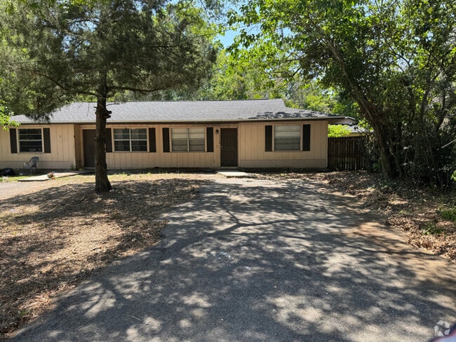 Building Photo - 10469 Eastside Ave
