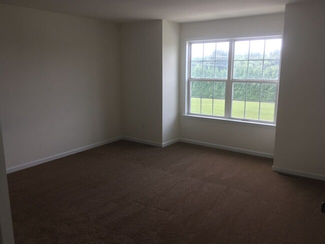 Building Photo - Room to spread out!