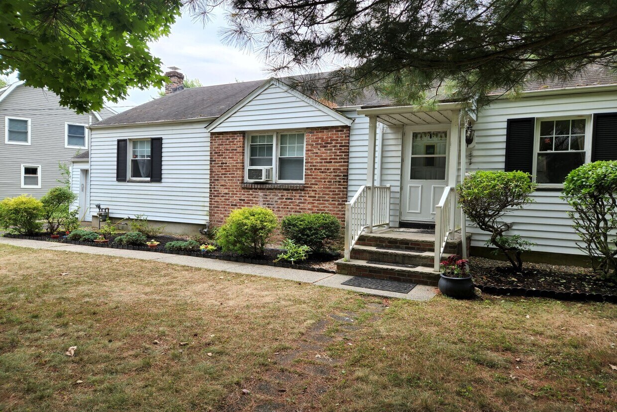 Primary Photo - 961 Crestwood Rd