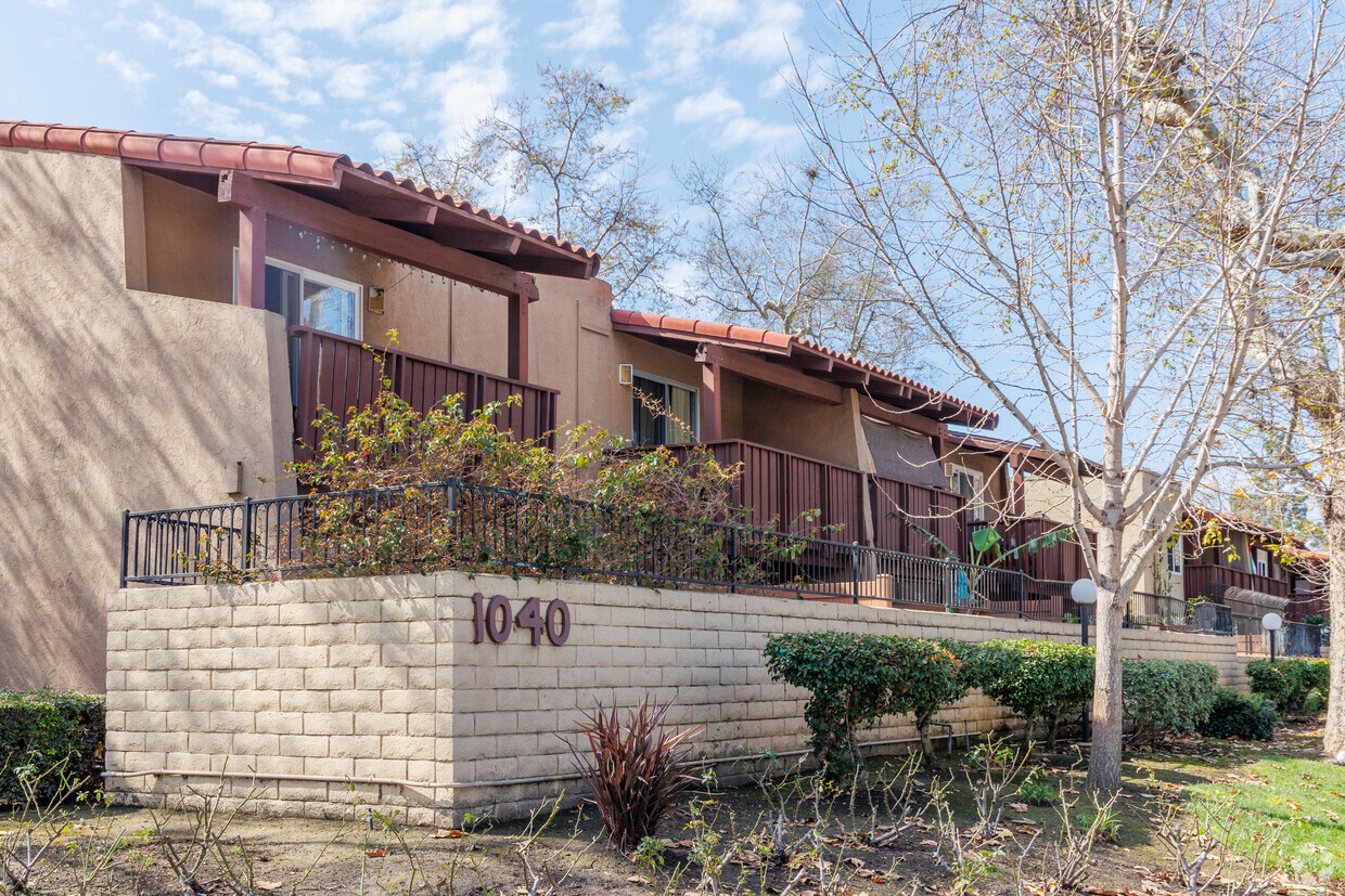 1000 - 1040 W MacArthur Blvd - MacArthur Village