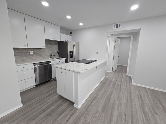Building Photo - Extensively Remodeled 1 Bedroom 1 Bath Con...