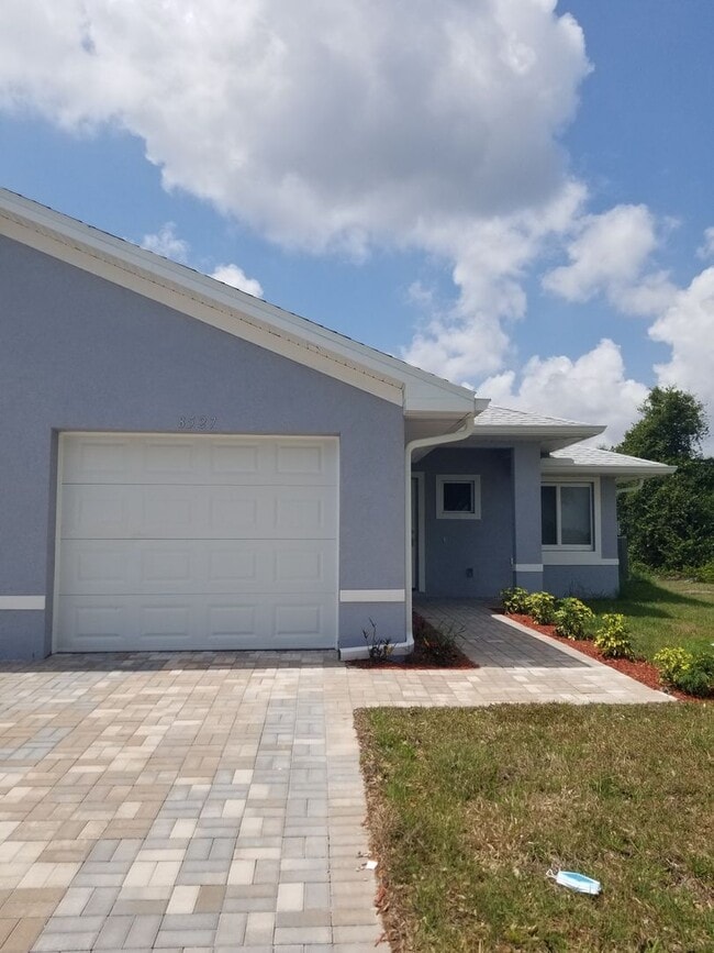 Building Photo - Spacious 3-Bedroom, 2-Bath Apartment with ...