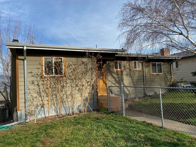 Building Photo - 705 W 13th St