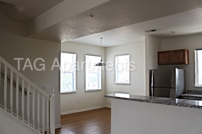 Building Photo - 14952 E Gill Ave