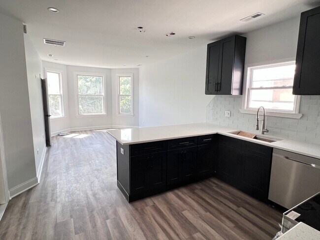 Building Photo - 3840 W Diversey Ave