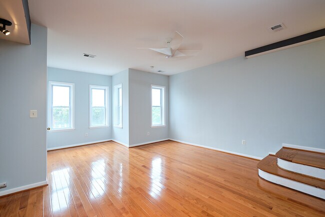 Building Photo - 814 5th St NE