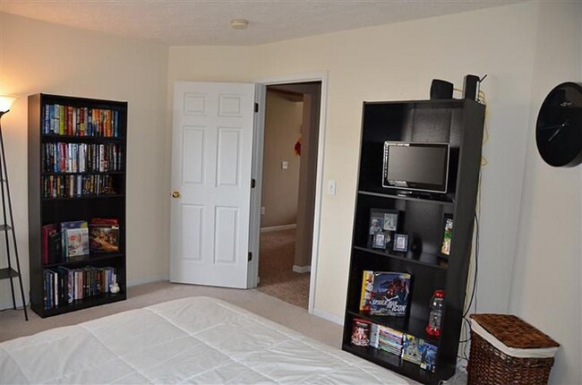 Building Photo - 4181 E Village Dr