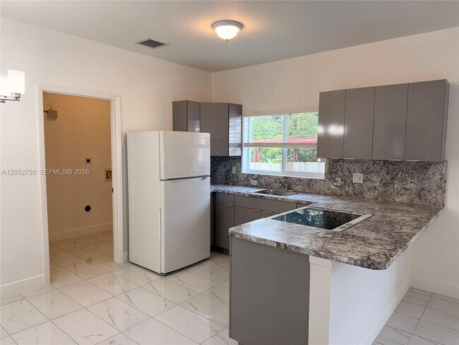Foto del edificio - 3027 NW 23rd Ave