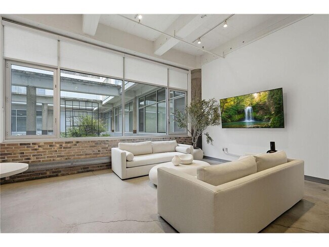Building Photo - 700 N Washington Ave