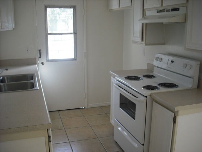 Building Photo - Move Right In - Nicely upgraded single story condo