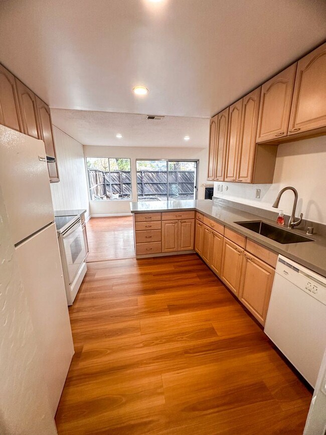 Foto del edificio - Beautiful Town home in Hayward- Close to B...