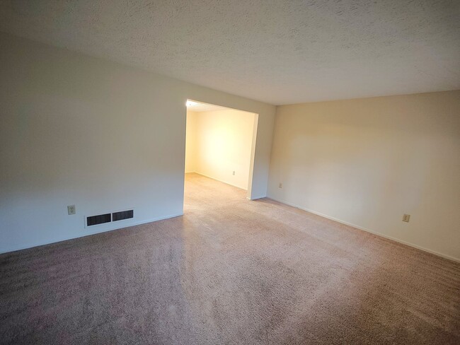 Foto del edificio - *Well-Maintained 3BD/1.5BA Townhouse Available in Whitehall*