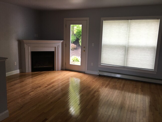 Sala de estar con grandes ventanales y puerta al patio. - 14 Heron Cove Dr