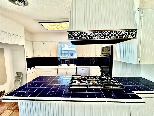 Building Photo - 611 Wilshire Pl