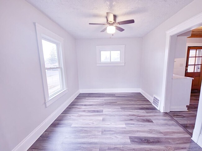 Building Photo - 2-Bedroom Duplex