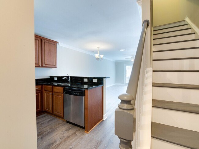 Foto del edificio - Stunning and completely updated townhome s...