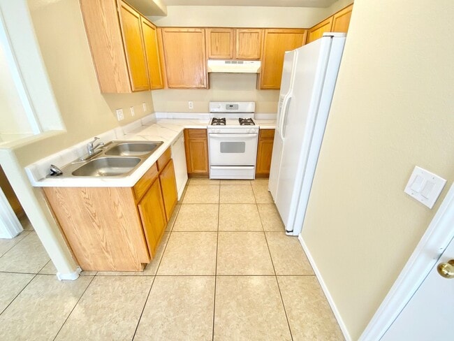 Building Photo - STUNNING 3 BEDROOM 2.5 BATH HOME LOCATED I...