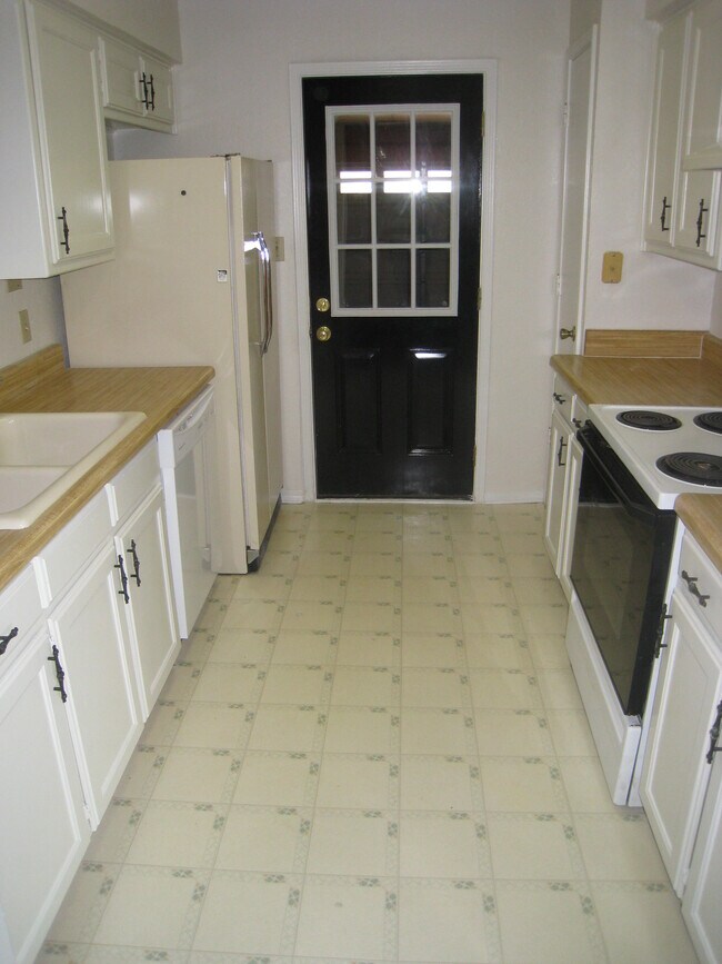 Kitchen - 6204 Cool Springs Dr