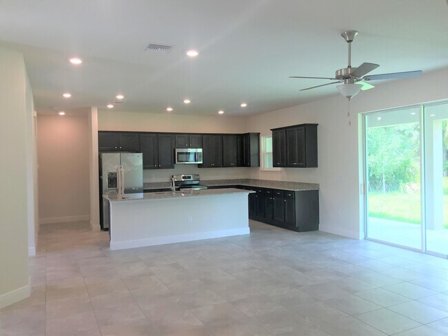 Building Photo - 3044 S Haberland Blvd