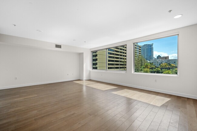 Building Photo - 901 S Flower St