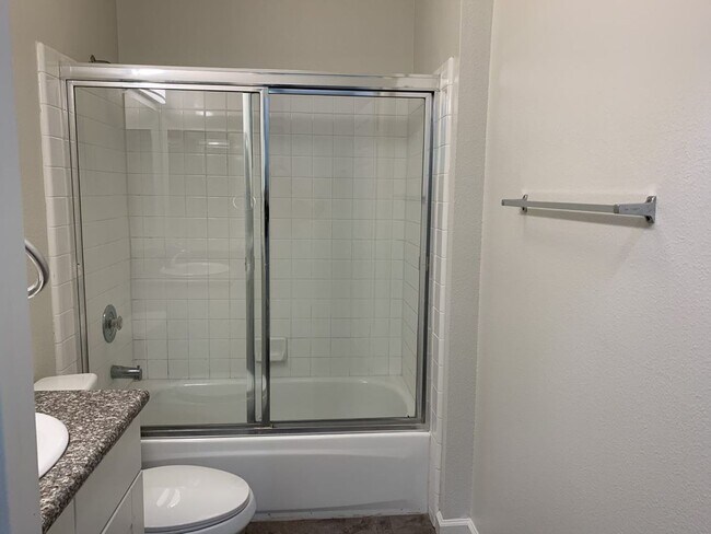 Foto del edificio - Sabre Springs Top Floor Condo with Carport