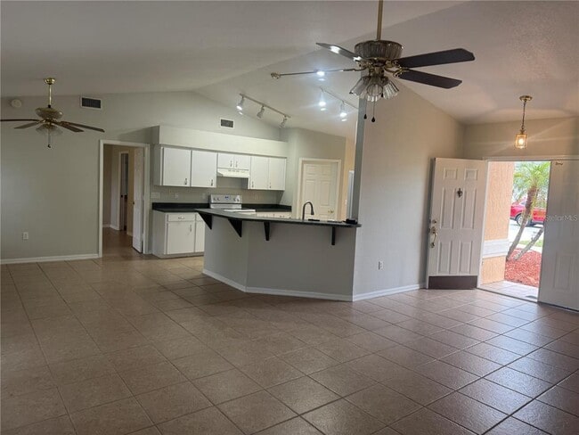 Building Photo - 620 Reflections Loop W