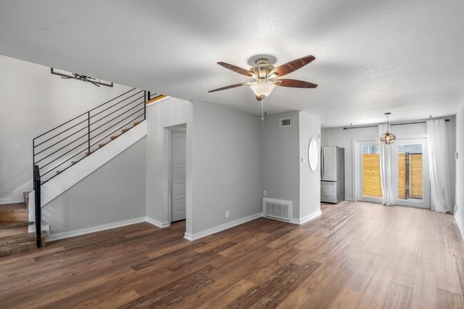 Building Photo - 6211 Manor Rd