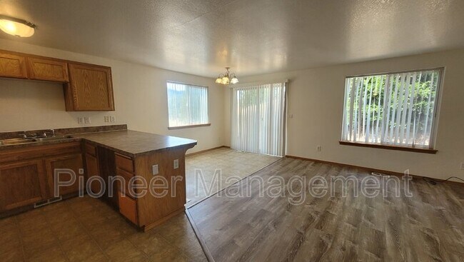 Building Photo - 324 Maylea Pl