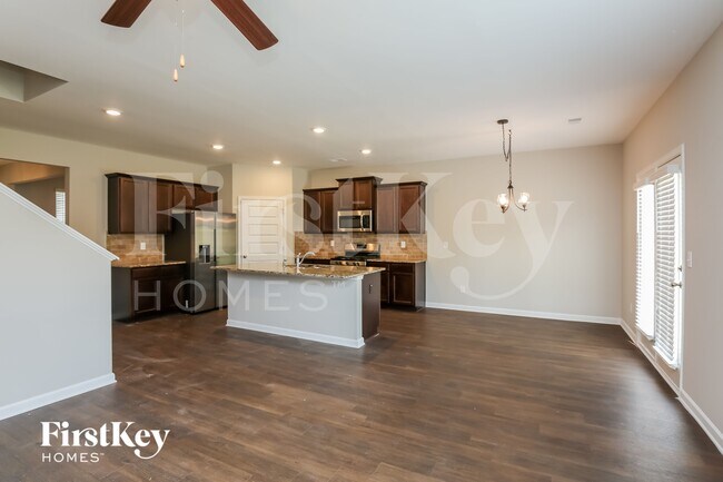 Building Photo - 2102 Massey Ln