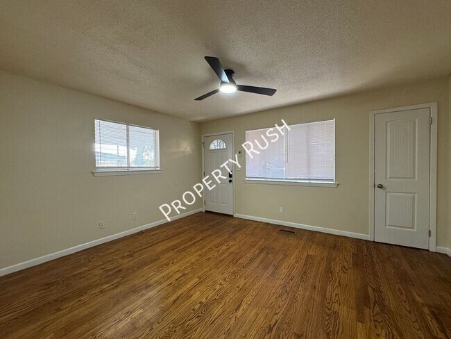 Foto del edificio - 1017 N Larchmont Dr