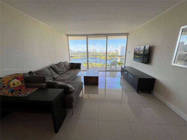 Foto del edificio - 3731 N Country Club Dr