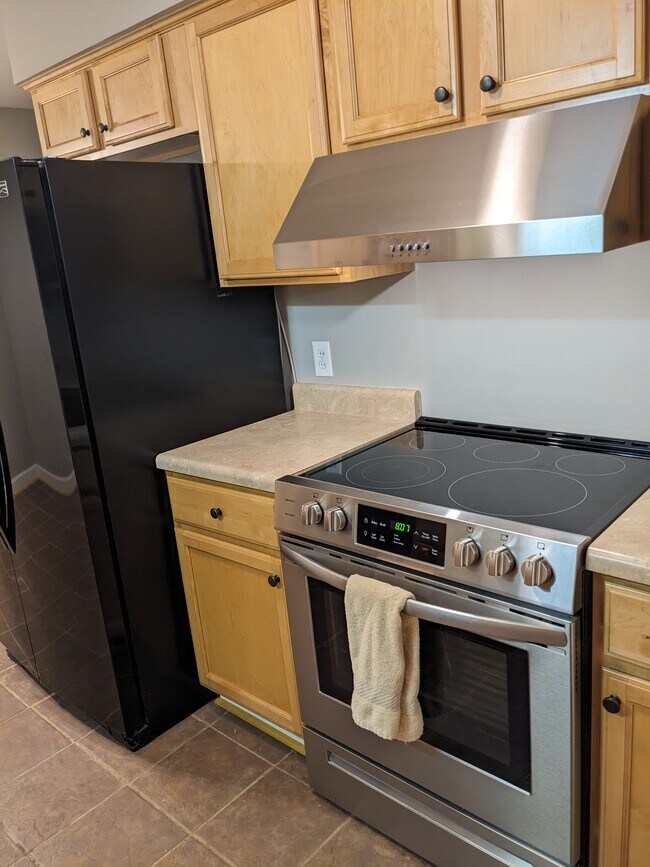 Newer Stove - 6005 Piedmont Pl