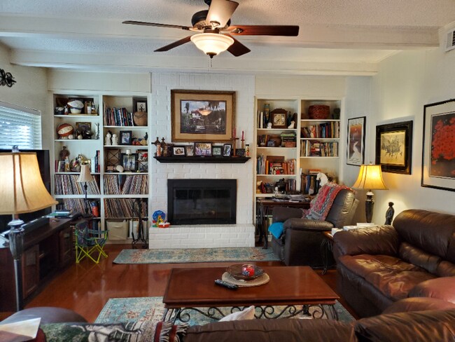 Foto del edificio - 9411 Cedar Crest Dr