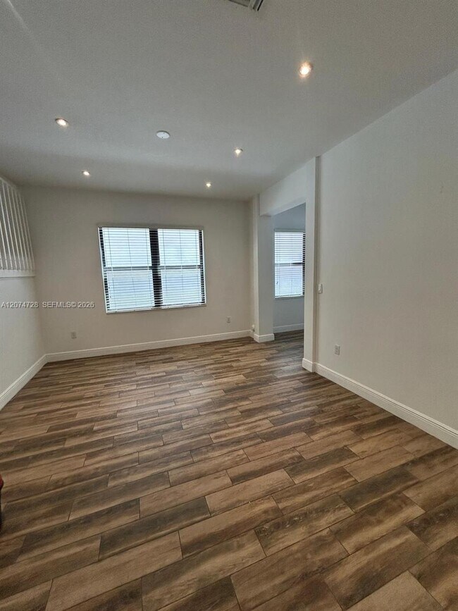Foto del edificio - 731 NE 193rd St