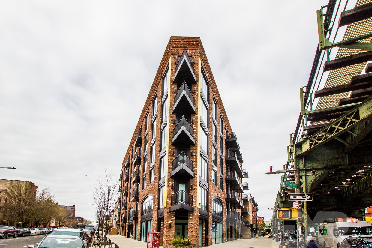 Foto principal - 865 Willoughby Ave