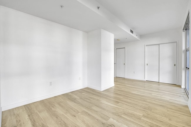 Foto del edificio - 175 W St James St