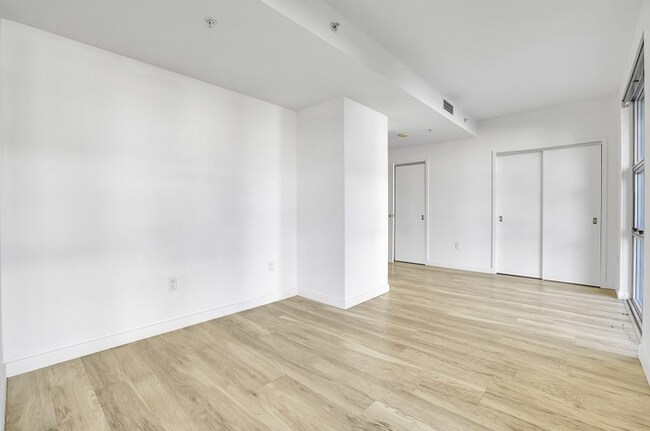 Building Photo - 175 W St James St