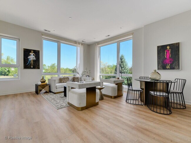 Foto del edificio - 800 E Irving Park Rd