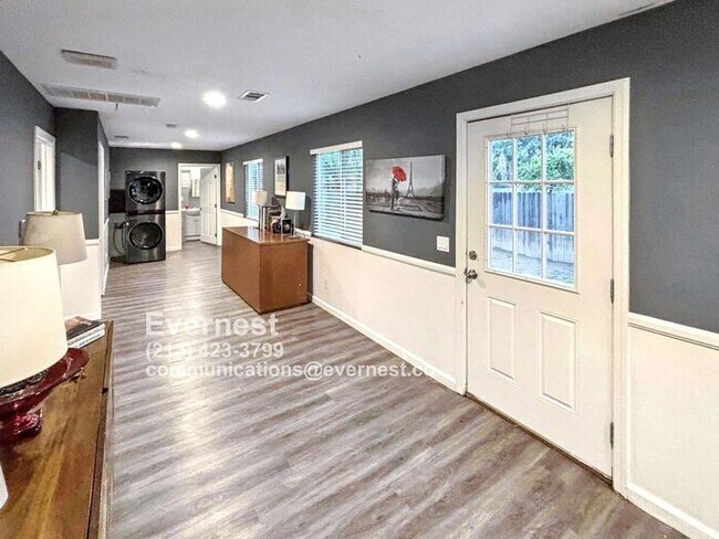 Building Photo - Charming 2-Bedroom Home in a Prime Locatio...