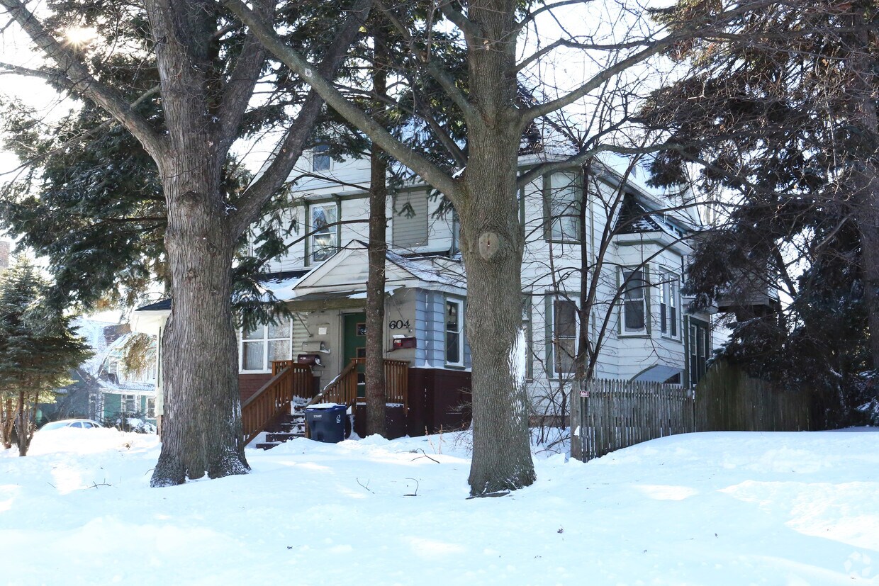 Building Photo - 5 Unit Apartment Bldg
